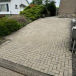 Opritreiniging door Group JRS, het verwijderen van vuil, mos en vlekken voor een schone en veilige oprit.
